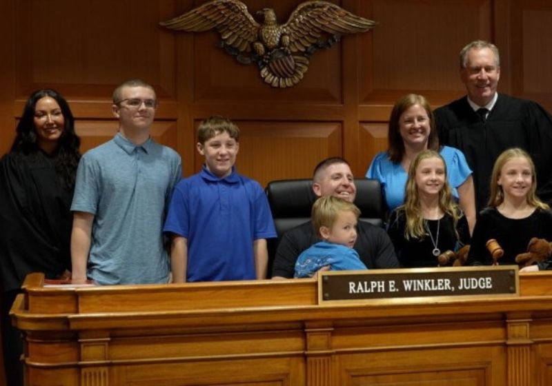 Os pais, de Ohio (EUA), já tinham um filho adotado, e adotam agora 4 irmãos. - Foto: WCPO