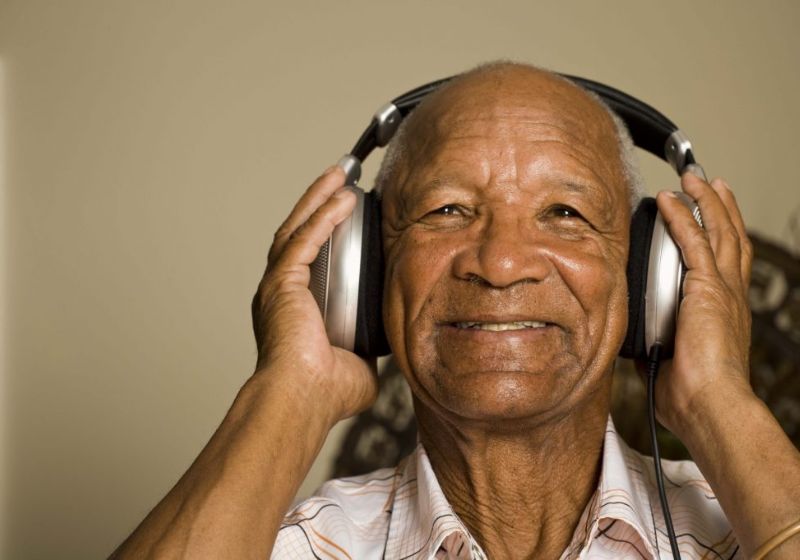 Estudo feito na Austrália mostra que idosos que tocam e ouvem música com frequência reduzem o risco de demência em 35%. - Foto: reprodução/clinimaster