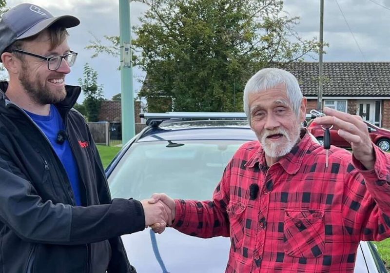 Ben, um desconhecido que foi limpar o jardim da casa de um idoso doente, viu a situação delicada do seu Nick e deu um carro e R$ 78 mil a ele. - Foto: SWNS