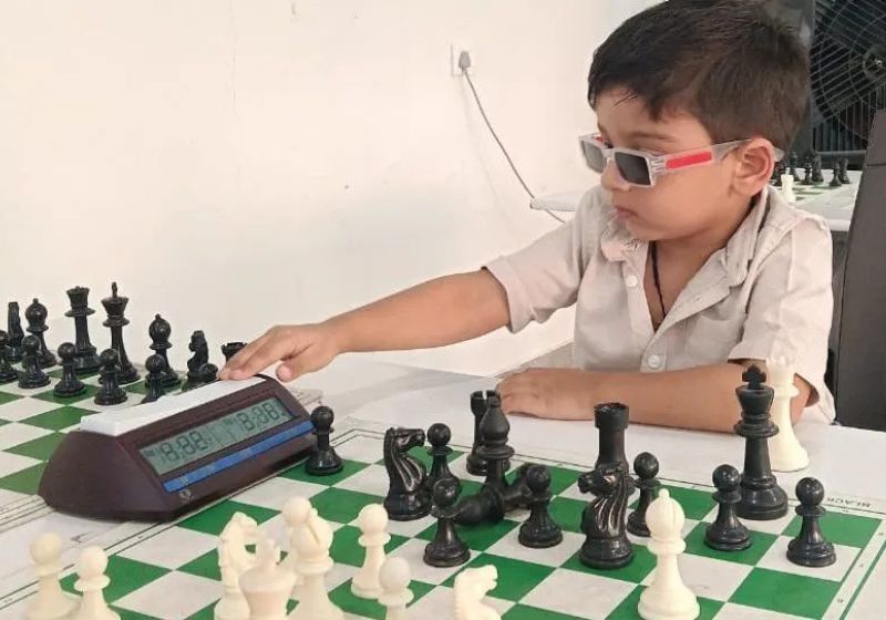 Este menino da Índia, de apenas 3 anos, quebrou recorde no xadrez e se tornou po o mais jovem na Federação Internacional. - Foto: divulgação/itherocky