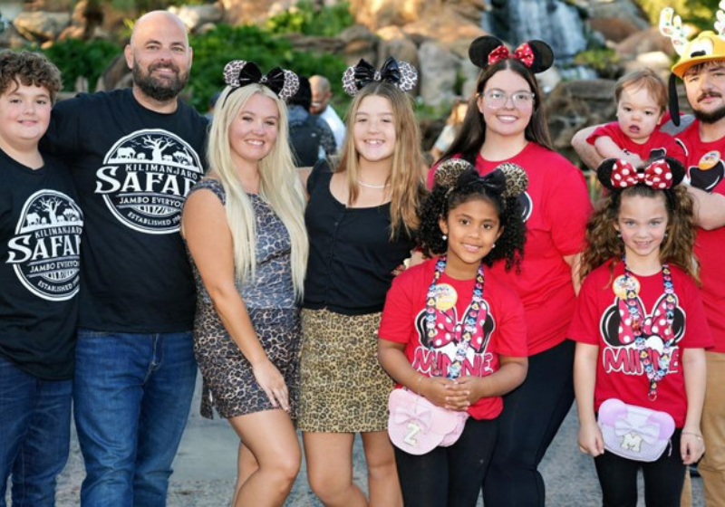 A família descobriu a história do bebê pelas redes sociais e oconvidou para conhecer a Disney - Foto: arquivo pessoal