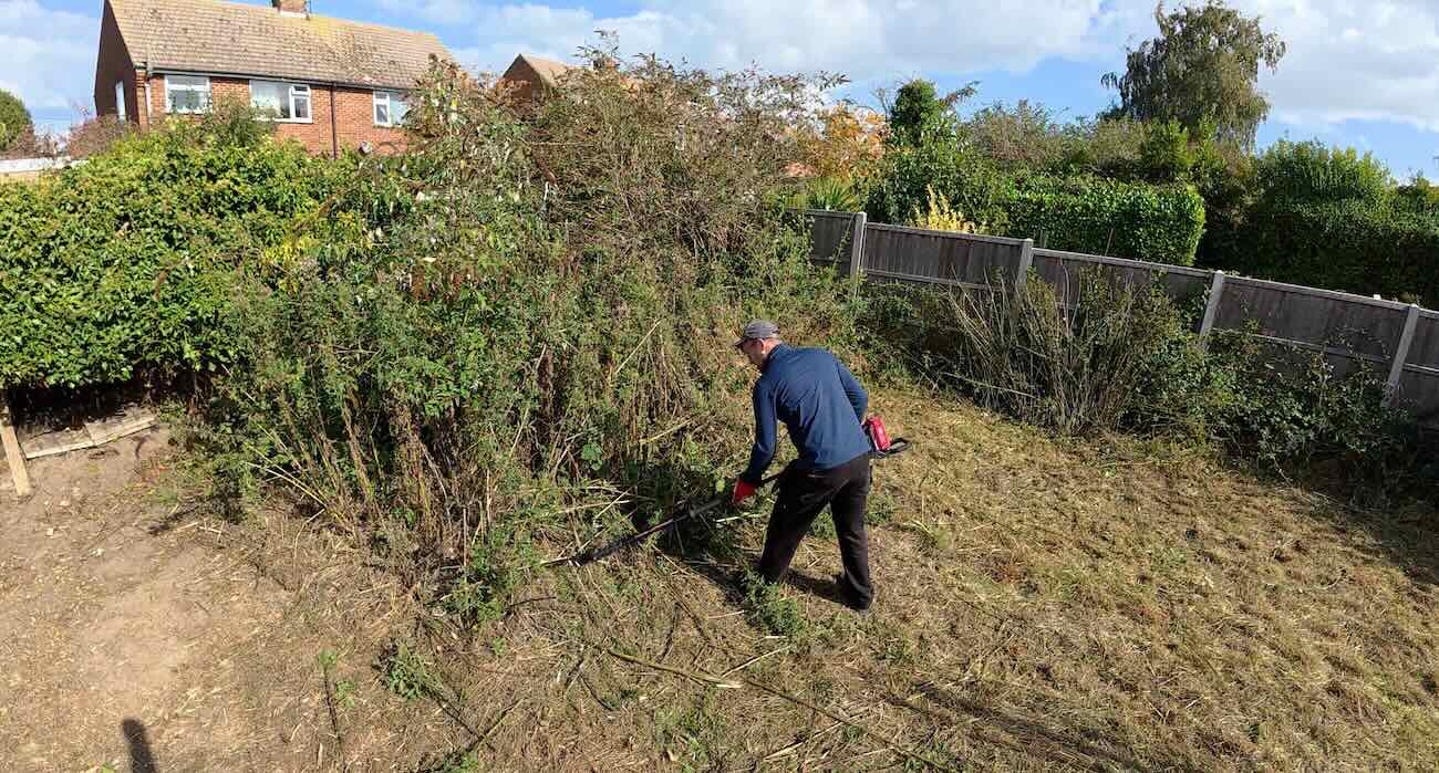 O Ben limpando o jardim da casa do idoso. - Foto: SWNS