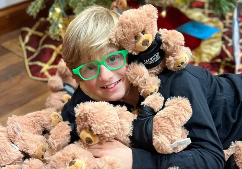 Uma menina de 9 anos, arrecadou centenas de ursos de pelúcia para crianças doentes neste Natal - Foto: GoFundMe