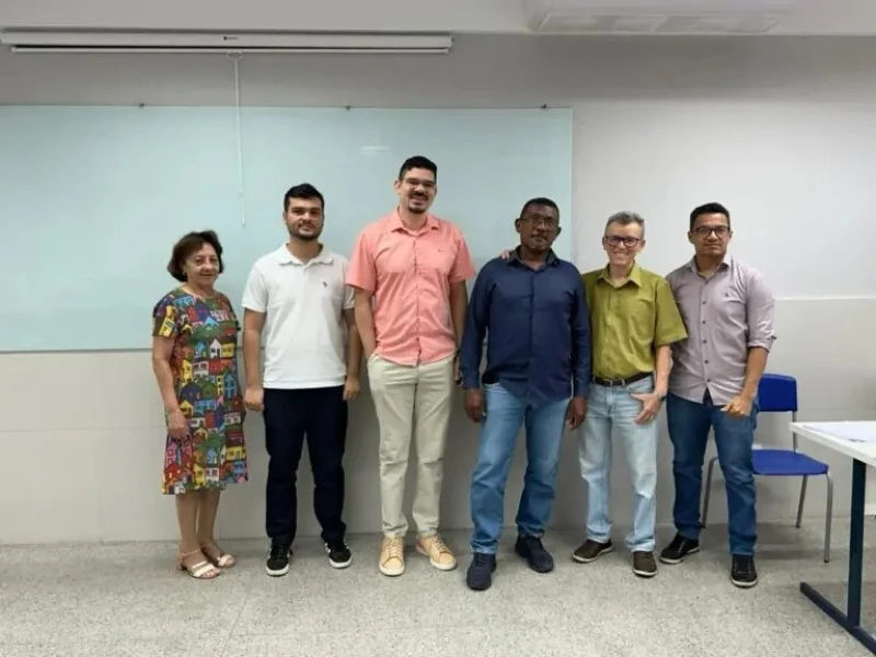 O pedreiro Antonio Francisco com a família e orientadores na entrega do TCC, na Universidade do Piauí. - Foto: Divulgação/Uespi