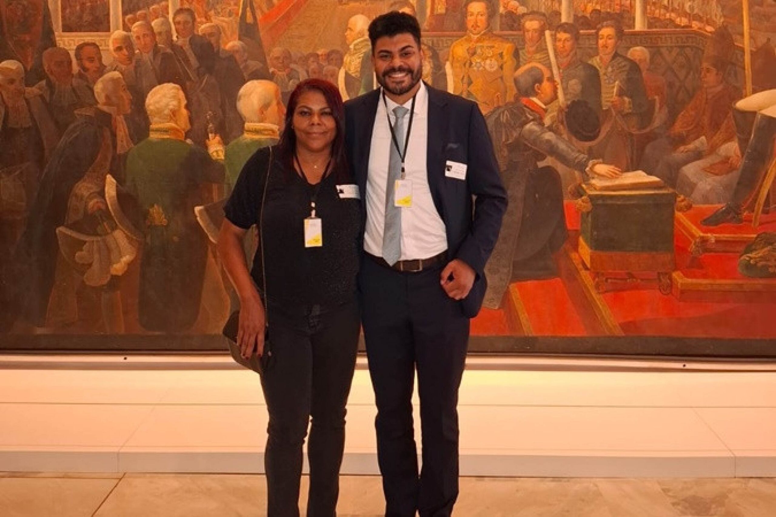 Douglas, na sede do Palácio Itamaraty, quer, agora, aposentar a mãe da profissão de diarista - Foto: Arquivo Pessoal