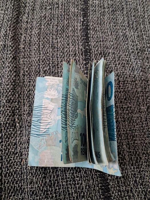 O dinheiro (R$ 1 mil) que o policial aposentado encontra e devolve para a dona - Foto: SelesNafes