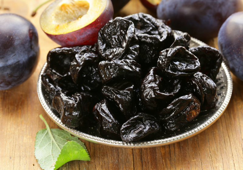 A ameixa seca se torna uma grande aliada para a saúde de pessoas acima de 45 anos. Veja como - Foto: Canva