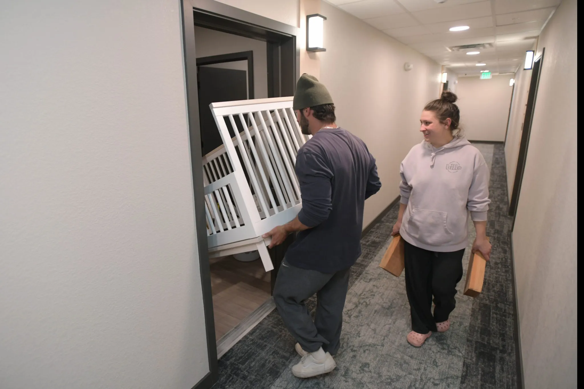 Os primeiros moradores que se mudaram para o condomínio de luxo comprado pelo investidor bilionário. - Foto: Matt Stensland/ The Colorado Sun