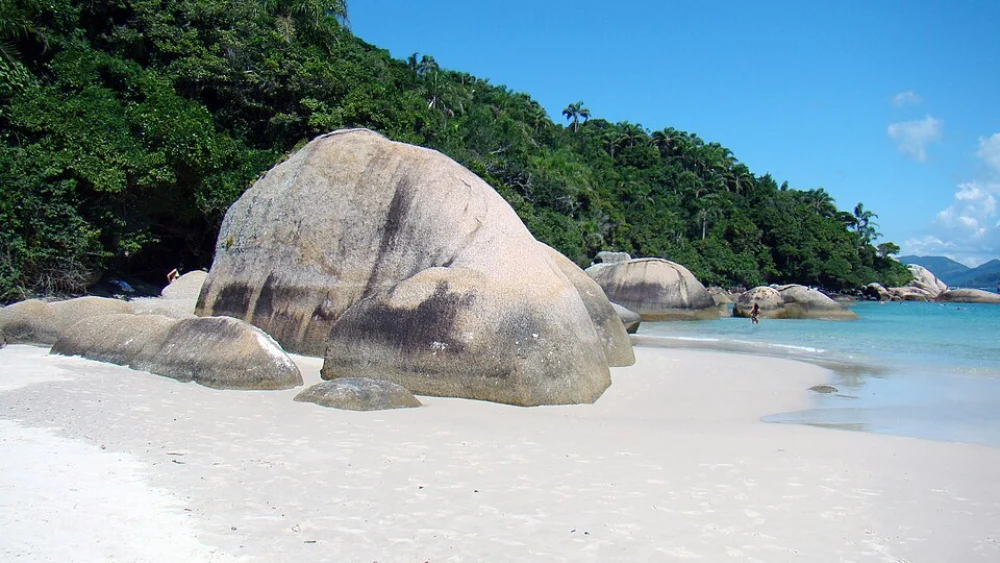 Ao leste da Ilha de Santa Catarina, da praia do Campeche, pode-se avistar a ilha do Campeche. - Foto: Wilimedia Commons