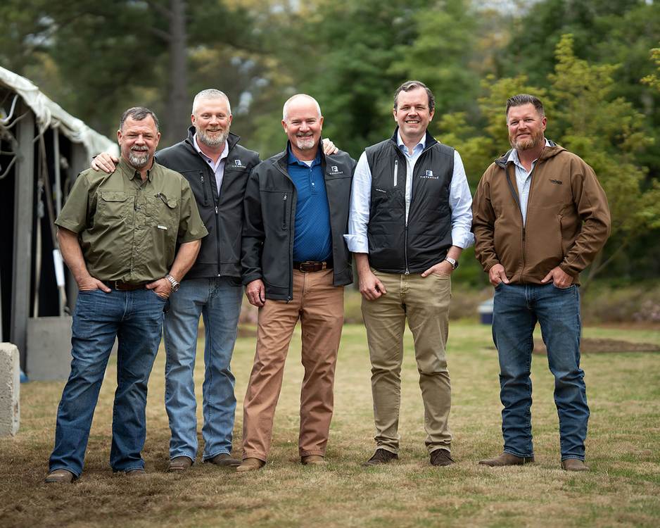 O chefe Graham Walker, CEO da Fibrebond, vende a empresa e doa 15% do que recebeu a todos os 539 funcionários, como bônus. - Foto: Fibrebond