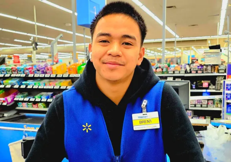 Brent é um jovem atendente do Walmart e pagou a conta de uma senhorinha - Foto: GoFundMe