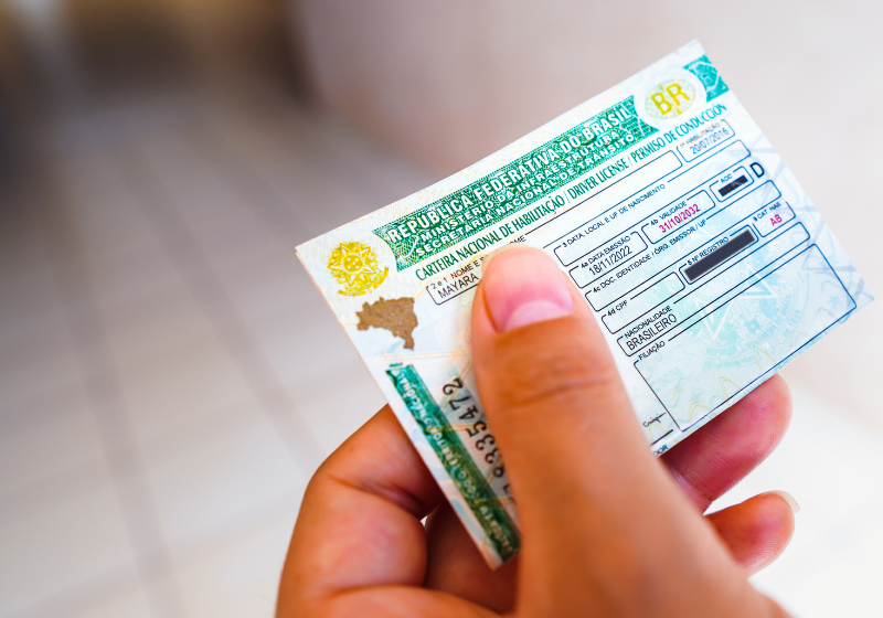 A CNB brasileira agora também pode ser usada por motoristas que estão em Portugal a passeio ou que moram lá. - Foto: Canva