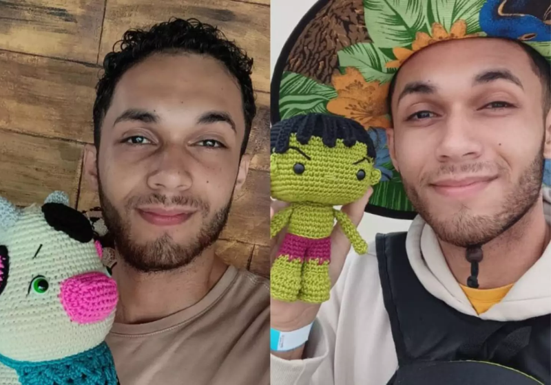 O jovem aprendeu crochê com avó e hoje é a fonte de renda dele. - Foto: reprodução Instagram
