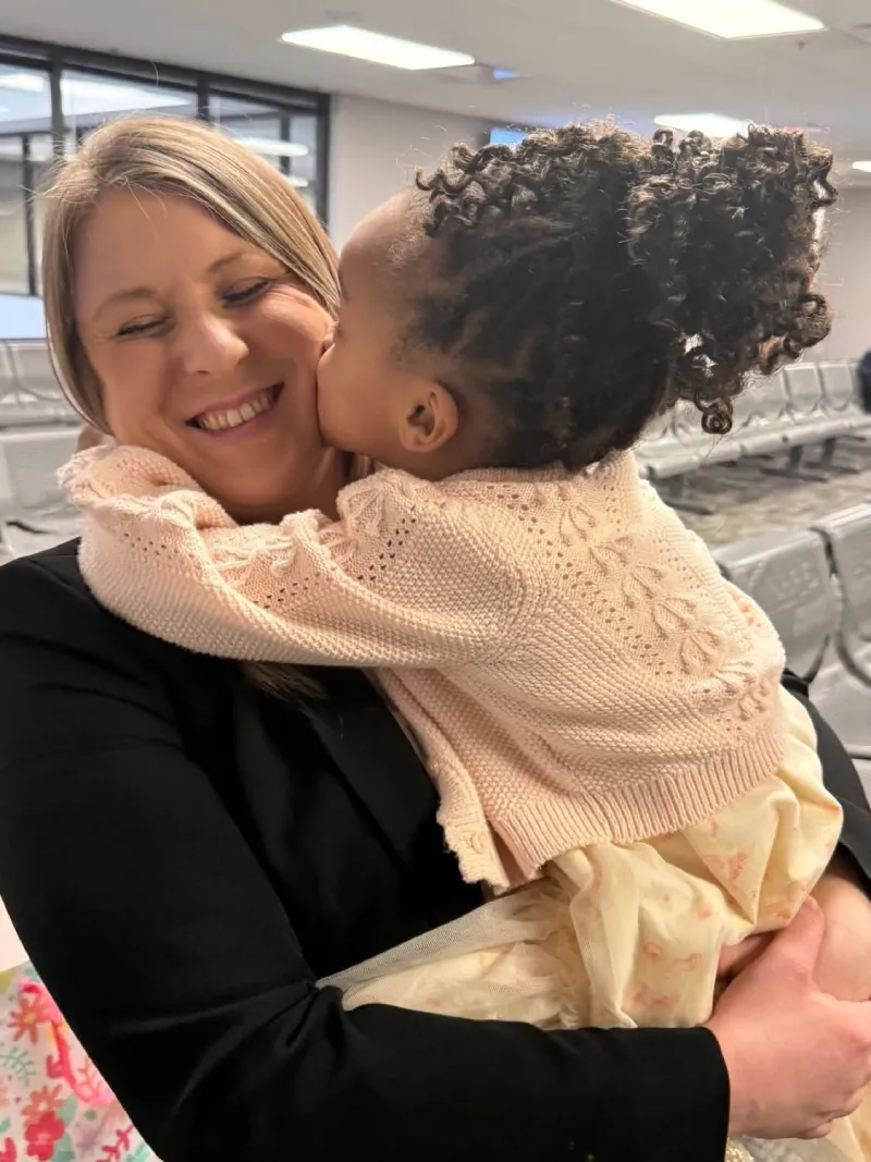O amor da menina com a nova mãe. - Foto: polícia de Greenville