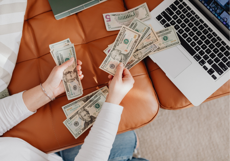 Até o fechamento desta matéria, o dólar havia caído para R$ 5,18. É a maior queda em dois anos - Foto: Canva