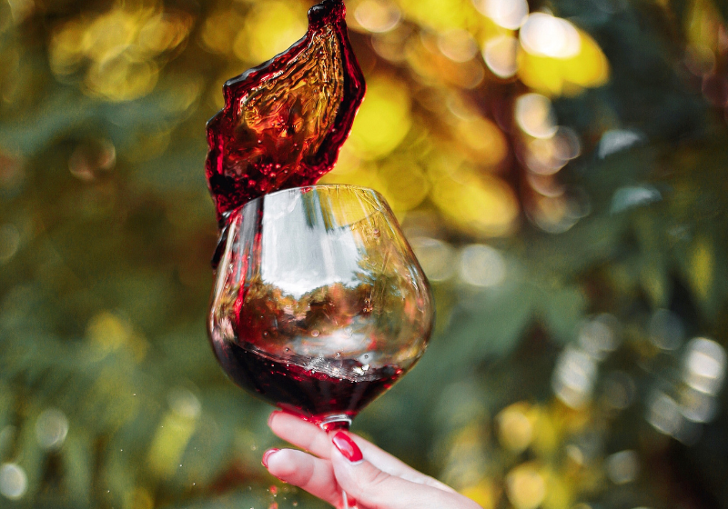 O acordo entre o Mercosul e a União Europeia avançou e promete baixar preços de alimentos, bebidas, medicamentos e peças automotivas. - Foto: Canva