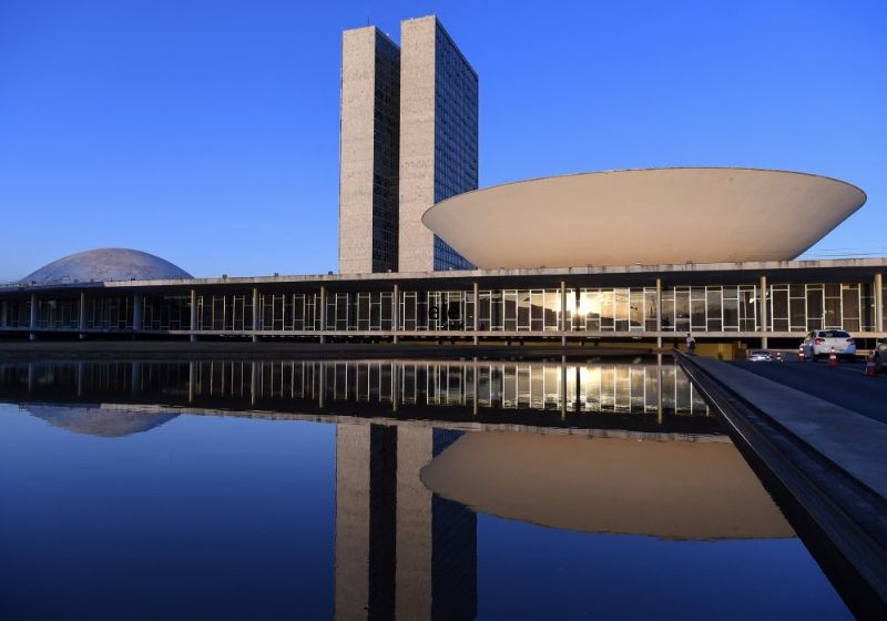 O concurso da Câmara dos Deputados está com inscrições abertas até 26 de janeiro. São 70 vagas e salários até R$ 30 mil para nível superior. - Foto: estratégiaconcursos