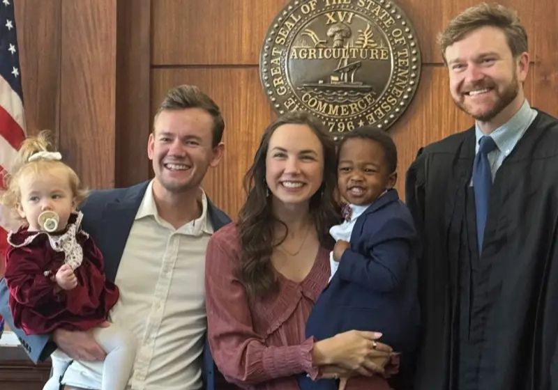 O menino David, abandonado com 18 meses de vida, foi adotado agora aos 3 anos de idade e começou o ano novo com família e sobrenome nos EUA. - Foto: Chambliss Center for Children