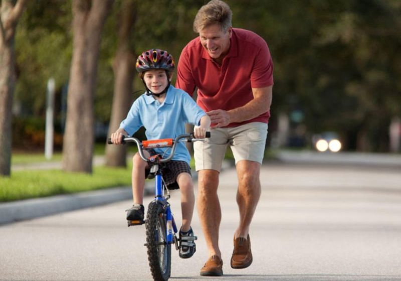 A técnica simples é por as mãos na cabeça da criança para ensinar a andar de bicicleta sem as rodinhas traseiras. Equilíbrio está na cabeça. - Foto: Mxbikes