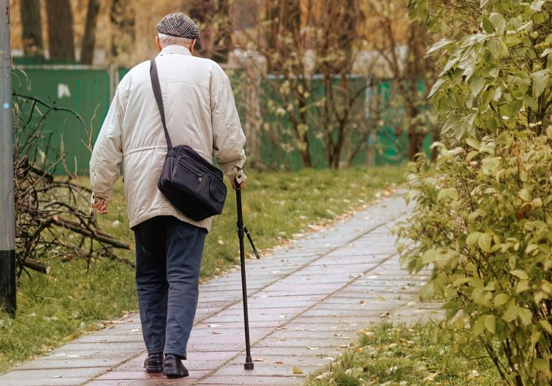 O estudo da USP recruta idosos para ajudar a encontrar estratégias de prevenção para as quedas e problemas de equilíbrio. Veja como participar. - Foto: Silviu on the street/Pixabay