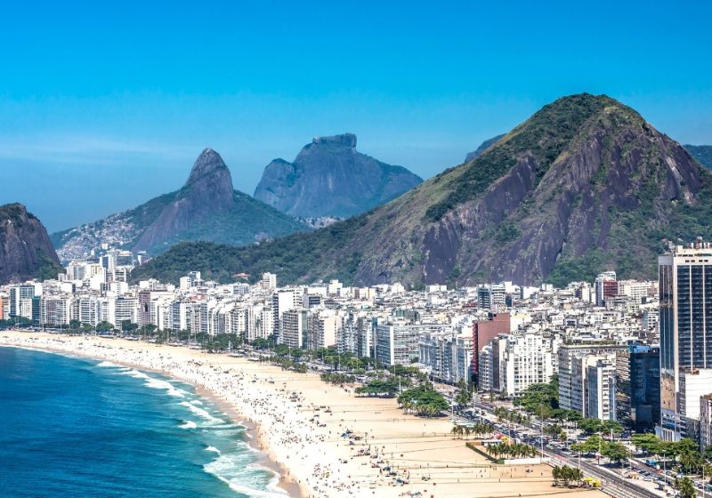 A praia de Copacabana, no Rio, aparece em primeiro lugar no ranking das 7 melhores praias do Brasil, da National Geographic. - Foto: Canva