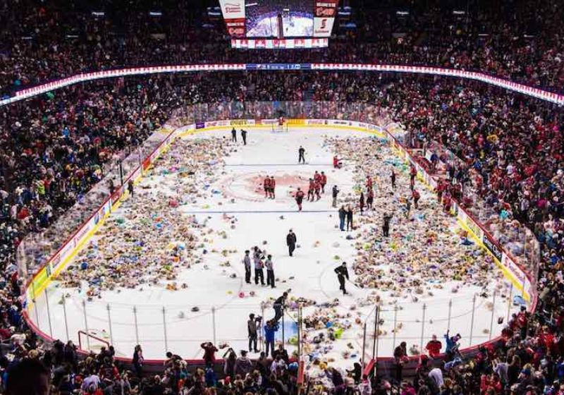 Este ano a chuva de ursinhos de pelúcia da torcida do Hershey Bears, nos EUA, passou de 81 mil e todos os brinquedos são doados para crianças carentes. - Foto: Calgary Hitmen/Instagram