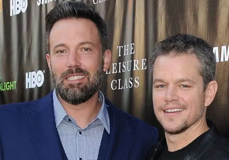 Em entrevista a Howard Stern, Matt Damon contou como ajudou o amigo Ben Affleck durante vício e divórcios. Um não larga a mão do outro. - Foto: Getty