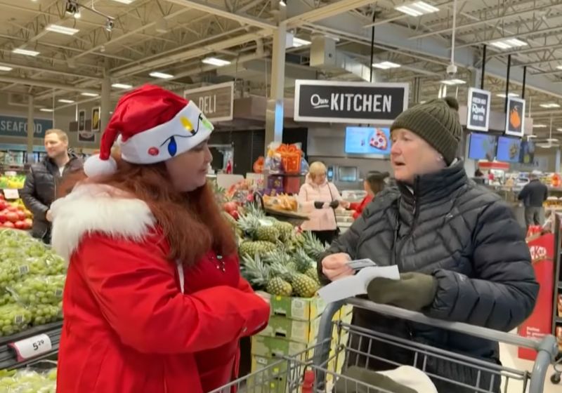 A mulher que ganhou na loteria distribuiu vales-compras para mulheres e idosos. - Foto: CTVNewsCa