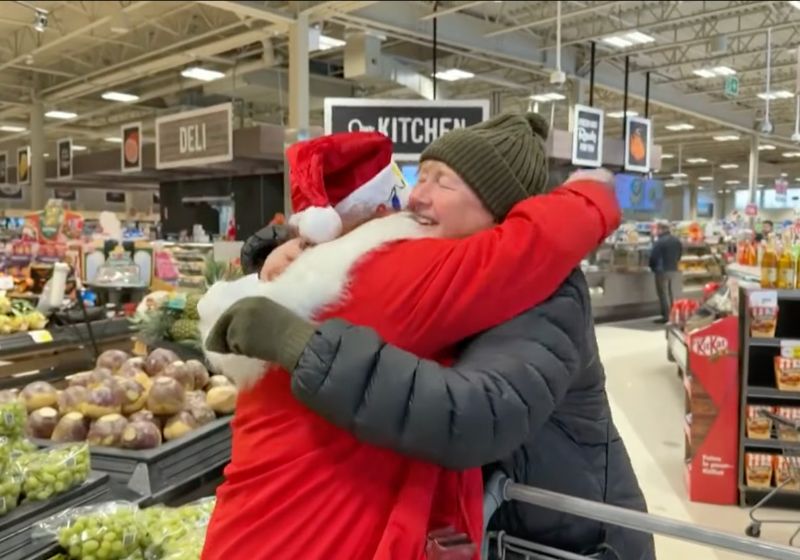 Patty, a mulher que morou nas ruas e foi dependente química, ganhou 70 milhões de dólares na loteria dos EUA e pagou a conta de centenas de desconhecidos no supermercado. - Foto: reprodução CTVNewsCa