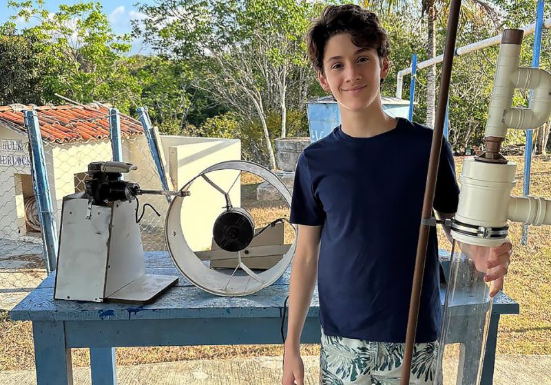 Lucas, um garoto brasileiro do Recife, criou uma bomba movida a energia eólica barata que leva água a famílias carentes: prêmio internacional. - Foto: arquivo pessoal