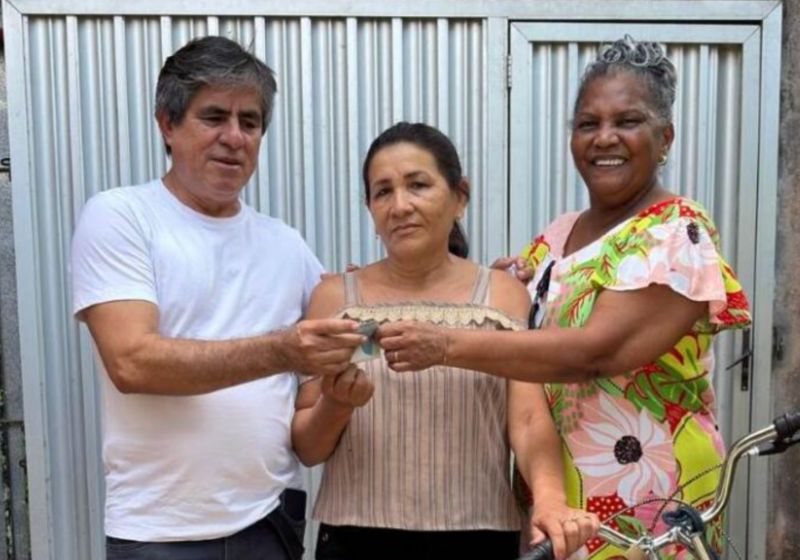 O policial aposentado Amos Guimarães achou o dinheiro no chão de um supermercado e devolveu à dona, uma vendedora de Macapá, com ajuda de uma vizinha dela. - Foto: reprodução/SelesNafes