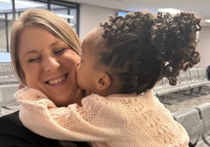 Britaine, a delegada que foi acionada para resgatar uma menina em situação de perigo, se encanta e adota a criança 3 anos depois nos EUA. - Foto: Polícia de Greenville