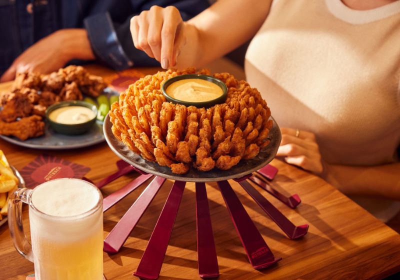 Neste sábado, 24, as vendas da cebola gigante do Outback vão ajudar a realizar sonhos crianças com doenças graves. Veja como participar. - Foto: divulgação