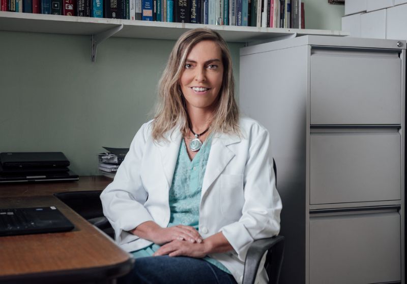 Tatiana Sampaio é a pesquisadora brasileira que desenvolveu a polilaminina, proteína da placenta que devolve movimentos a paraplégicos. - Foto: divulgação