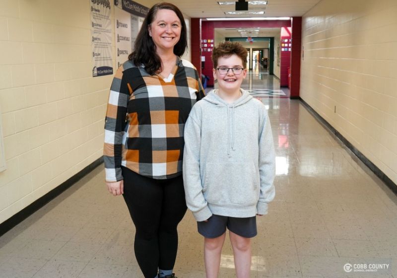 A professora de inglês Valerie aplica a manobra de Heimlich, que aprendeu em 2025 e salva o aluno Dalton, que estava engasgado na sala de aula - Foto: Cobb Schools