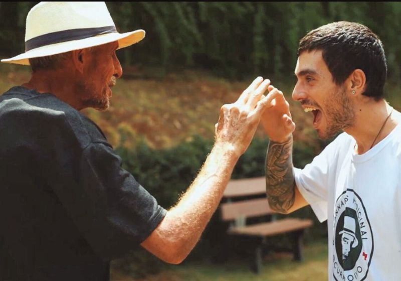 O filme “Quanto Custa o Remédio do Meu Pai” conta a história de pai e filho que melhoraram com a cannabis medicinal antes de a Anvisa aprovar a regulamentação. - Foto: reprodução/Youtube