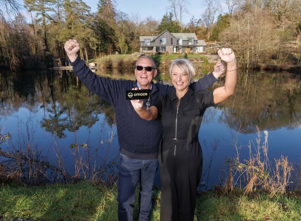 Nicole e o marido na mansão milionária que ganhou no sorteio. - Foto: SWNS/Omaze