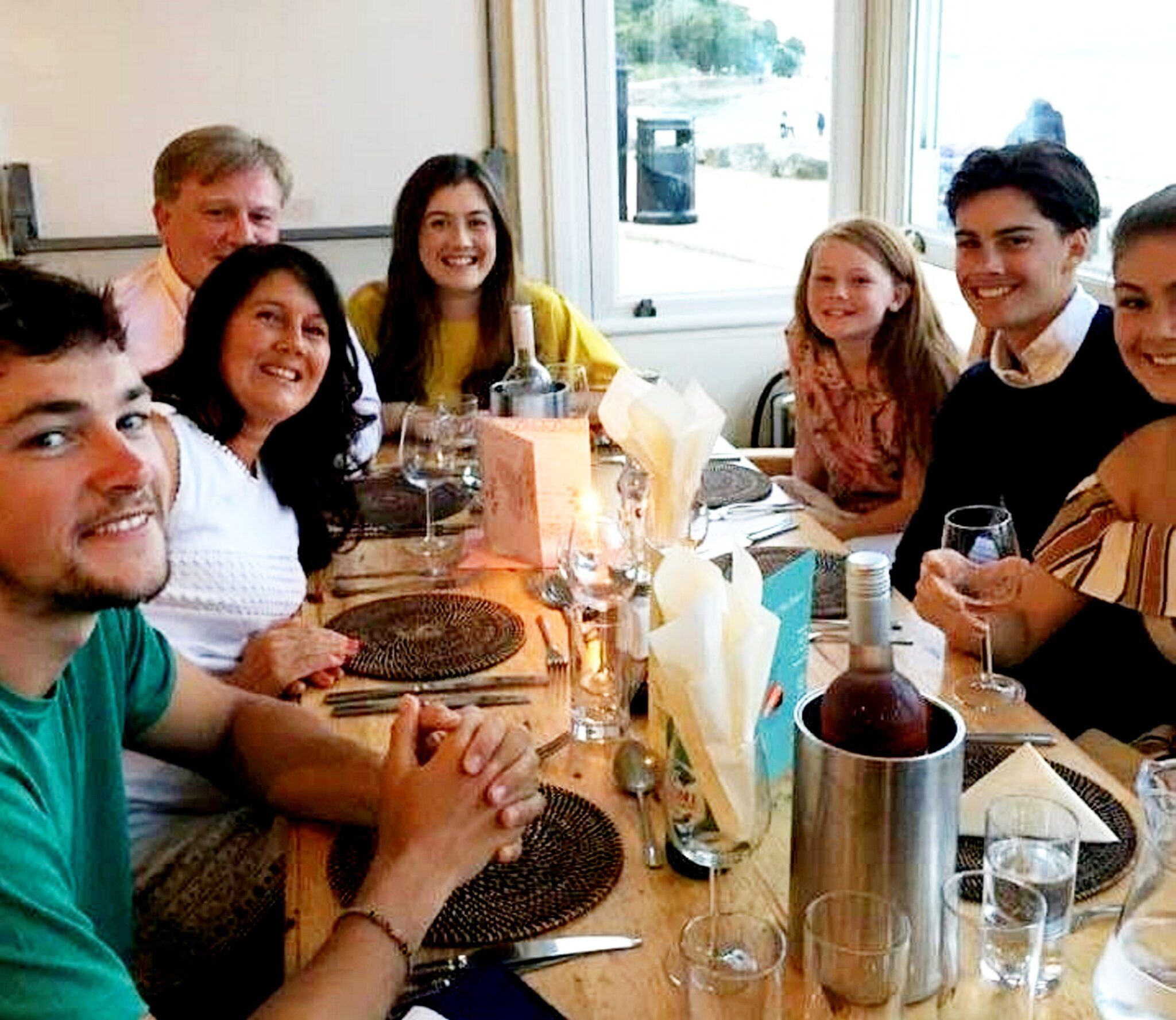 Passado o susto, a família de Paul e Suzanne está reunida novamente.-  Foto: Paul Cutler/SWNS