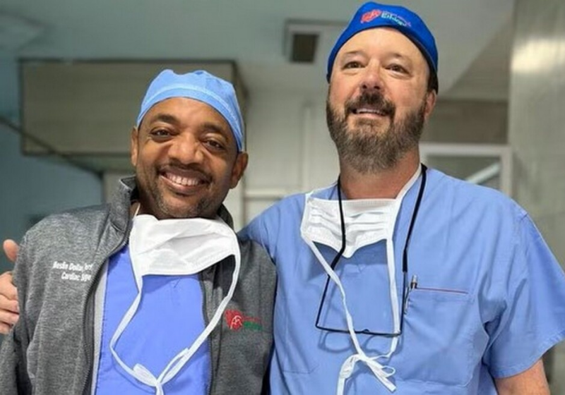 Um cirurgião dos Estados Unidos operou um imigrante há muitos anos. Hoje os dois trabalham juntos em missões médicas - Foto: arquivo pessoal