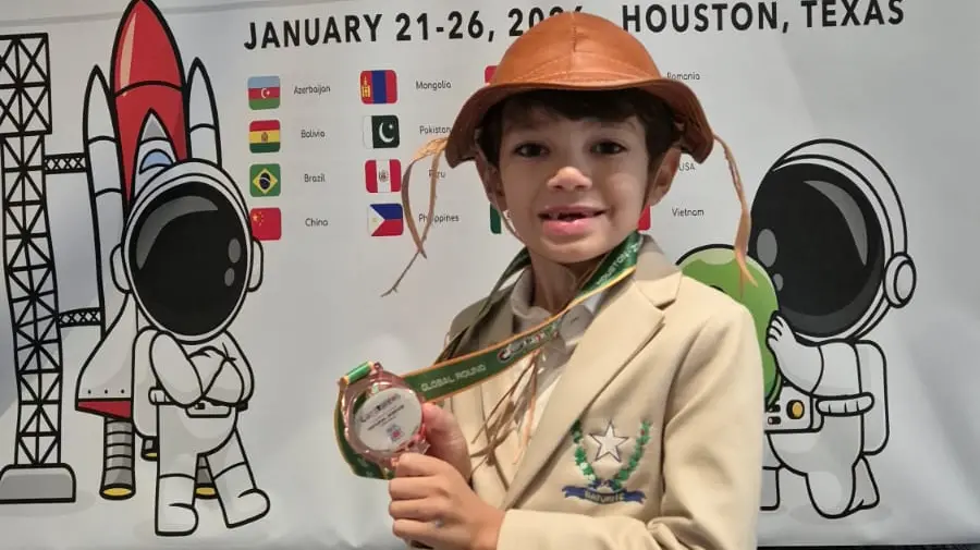Aos 8 anos e sem os dentinhos da frente esse pequeno brasileiro superdotado faturou melhada de bronze na olimpíada internacional de ciência, em Houston, EUA. - Foto: arquivo pessoal