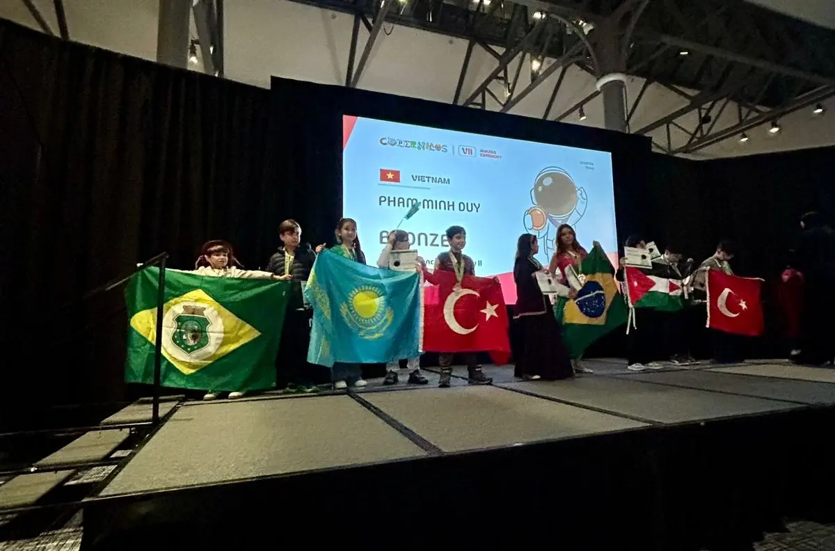 Agusto, com a bandeira do Brasil, ao lado dos outros vencedores da olimpíada internacional de ciências nos EUA - Foto: arquivo pessoal