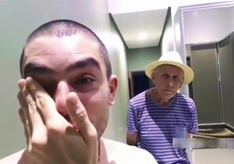 Foto de 2019 quando seu Ivo reconheceu o filho Filipe, após usar cannabis medicinal. - Foto: arquivo/SNB