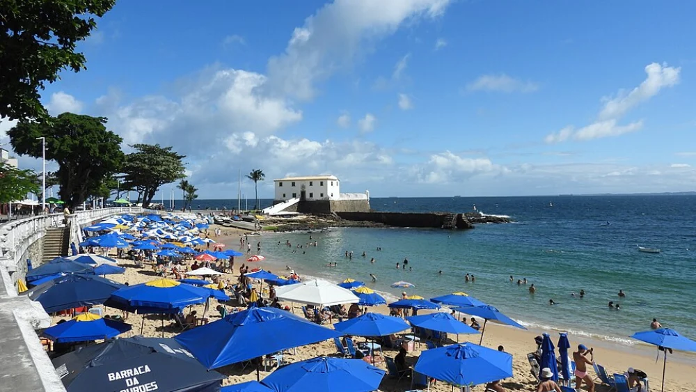 Praia do Porto da Barra e Forte de Santa Maria, Salvador, Bahia. - Foto: Wikimedia Commons