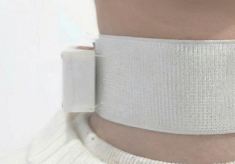 Pacientes com AVC puderam recuperar a voz graças a um aparelho que usa IA para estimular a fala - Foto: SWNS