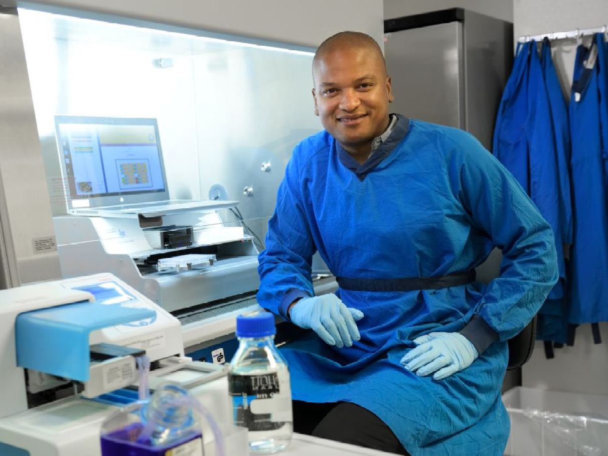 Matheus Henrique Dias conduz estudos sobre uma abordagem experimental que investiga a superestimulação de células tumorais como estratégia para interromper a proliferação do câncer colorretal. - Foto: divulgação