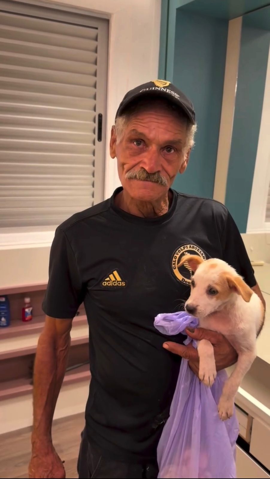 Seu Antonio com a Shakira no apartamento de Gustavo Tubarão. - Foto: reprodução/Instagram