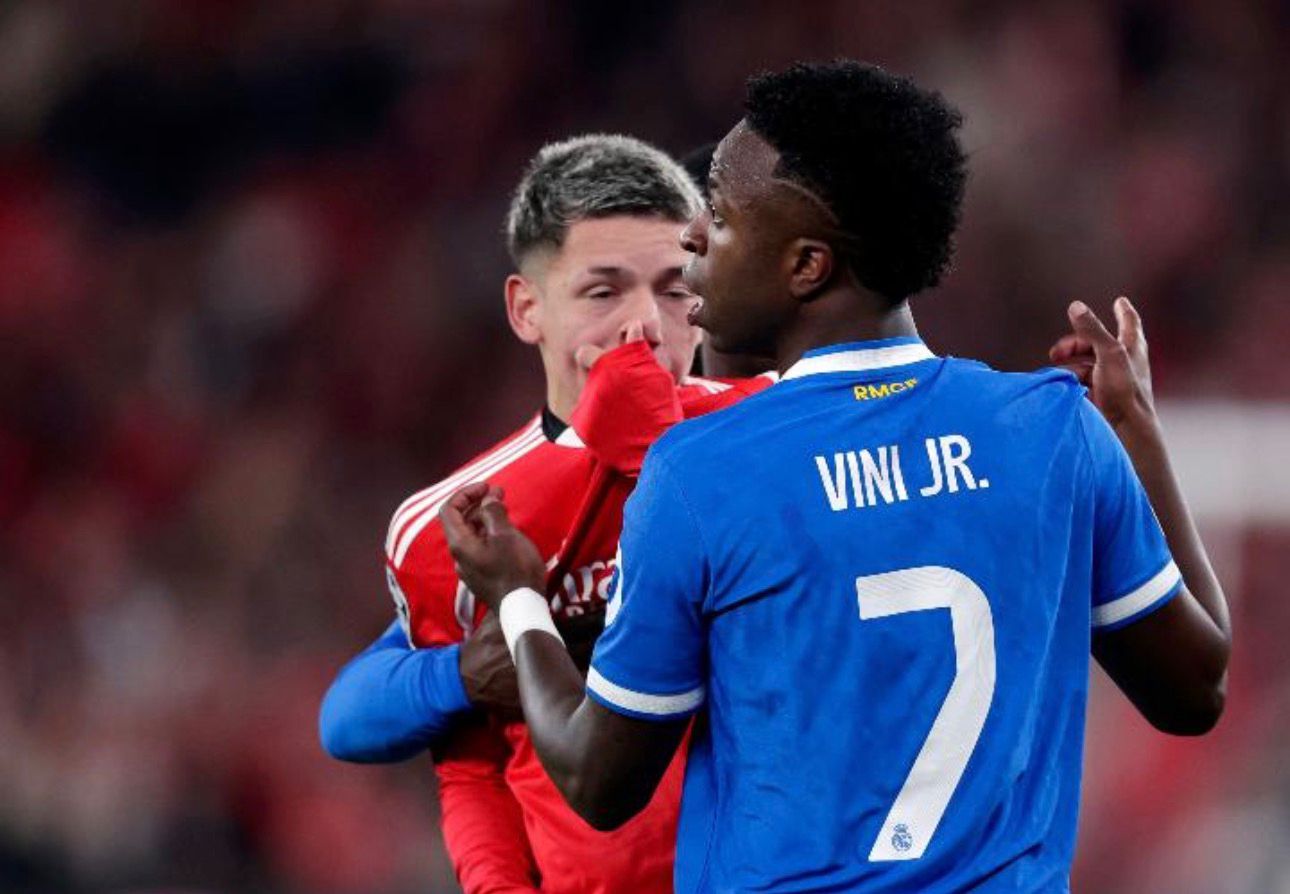 O momento em que o jogador argentino cobre a boca com a camisa para fazer ofensas racistas a Vini Jr durante a Champions League. - Foto: reprodução/TNT