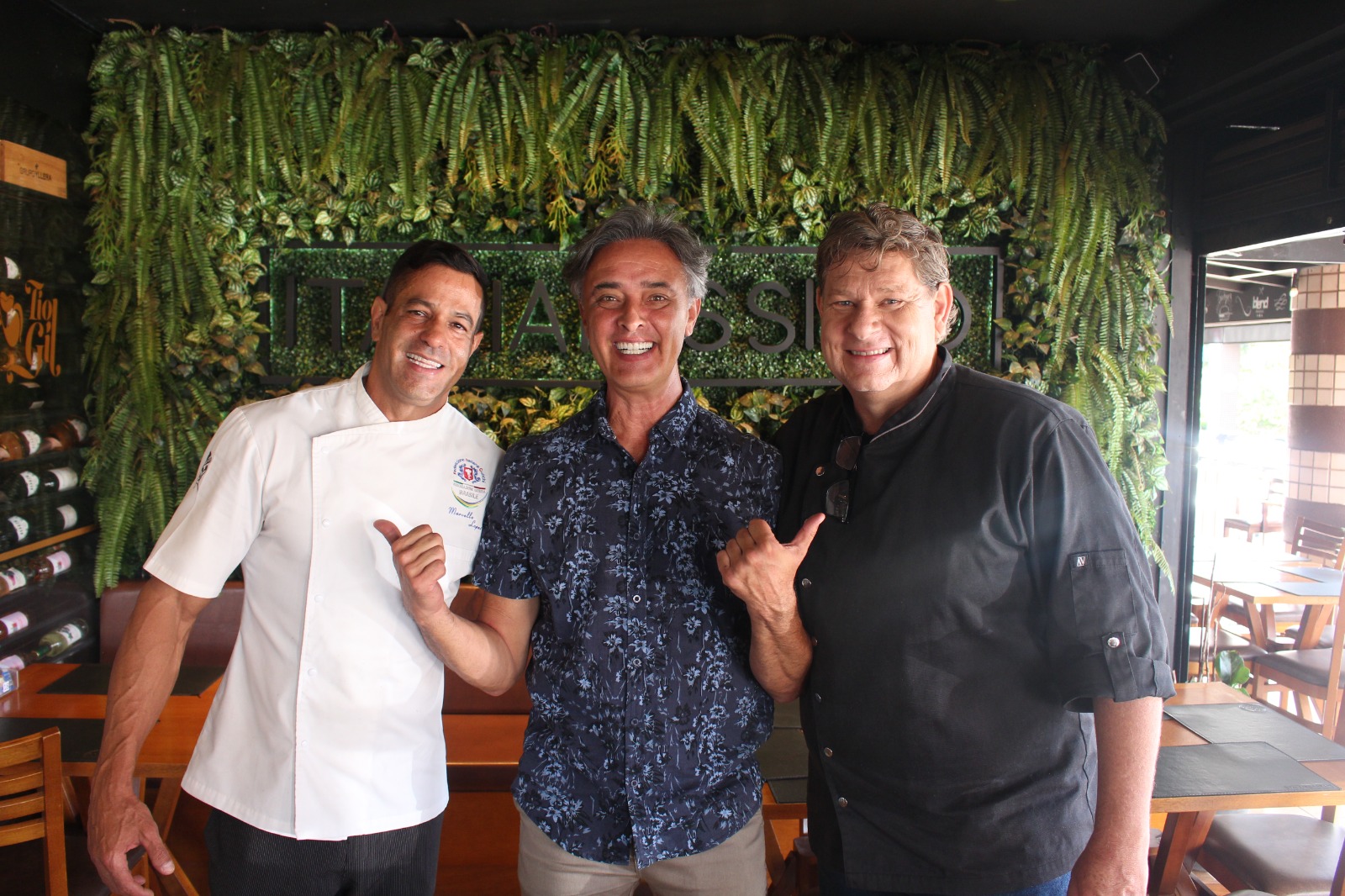 Os chefs com Rinaldo de Oliveira, CEO do Só Notícia Boa, que promoveu o encontro, em Brasília. - Foto: Lorena Fassina/SNB