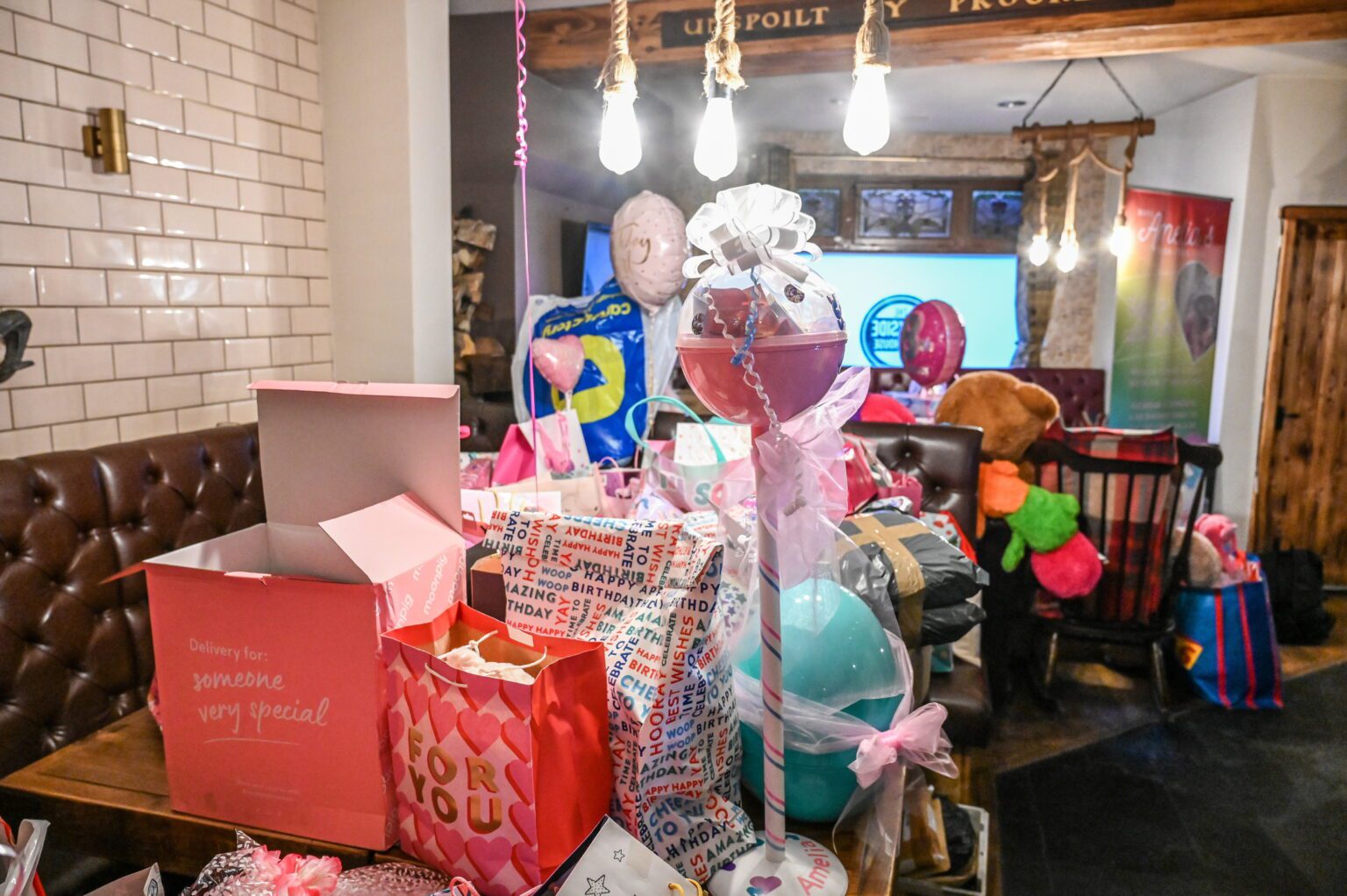 Os cartões foram entregues na casa da Amélia e serão abertos por ela no dia 03 de março - Foto: SWNS