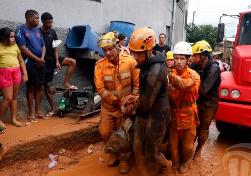 O vizinho retirou o amigo que ficou soterrado por mais de uma hora. Ele foi atendido e passa bem - Foto: Tânia Rêgo/Agência Brasil